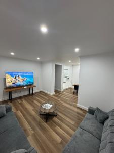 ein Wohnzimmer mit Sofa und Flachbildfernseher in der Unterkunft HOME away from HOME in Sydney + 12 Fotos