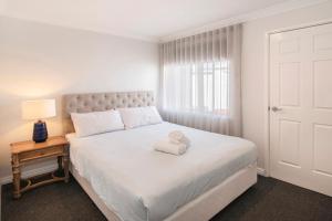 En eller flere senge i et værelse på Prevelly Beach House