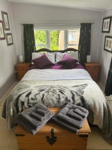 ein Bett mit zwei Handtüchern auf einem Holztisch in der Unterkunft Beachy Sounds House in Carters Beach