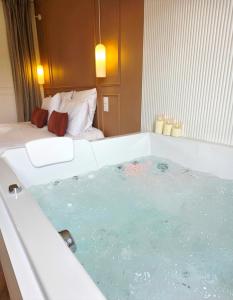 En eller flere senge i et værelse på Le Boudoir d'Elba - Balneotherapie & terrasse + 5 billeder