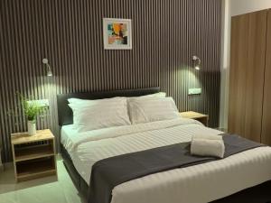 Holiday Villa的一间带一张大床和两个床头柜的卧室