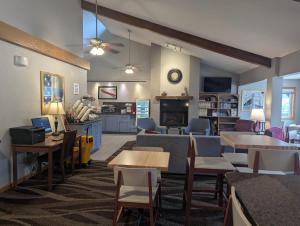 Posezení v ubytování AmericInn by Wyndham St. Peter