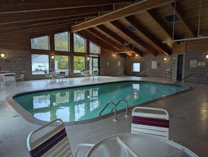 Bazén v ubytování AmericInn by Wyndham St. Peter nebo v jeho okolí