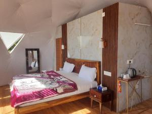 ein Schlafzimmer mit einem großen Bett und einem Spiegel in der Unterkunft D'Resort in Masuri + 15 Fotos