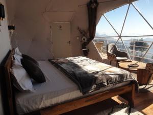 ein Bett in einem Zimmer mit einem großen Fenster in der Unterkunft D'Resort in Masuri