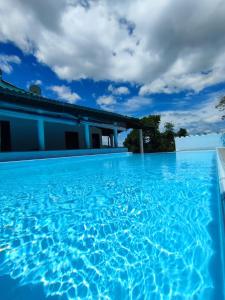 Hồ bơi trong/gần The Castle by Don Louis