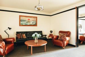 a living room with leather furniture and a table at Chicago Athletic Association, part of Hyatt in Chicago +75 photos