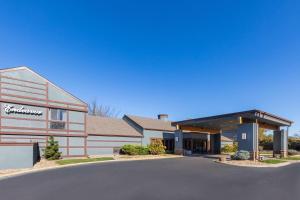 トピカにあるEndeavor Inn & Suites, Trademark Collection by Wyndhamの側面に看板がある建物