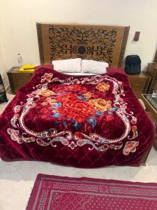 Ένα ή περισσότερα κρεβάτια σε δωμάτιο στο Ensuite Room with Shared Hall and Terrace - Central Gulberg II