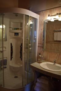 A bathroom at Vasilios Apartments Hotel