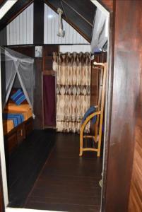 een kleine kamer met een bed en een raam bij Diamond bay villa Weligama in Weligama