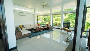 TV a/nebo společenská místnost v ubytování Villa 4 - Luxury Private Pool Villa