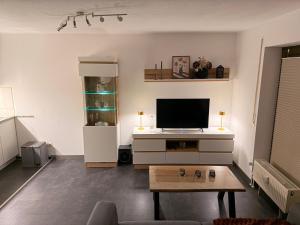 Et tv og/eller underholdning på Komfortable moderne Ferienwohnung 43 qm