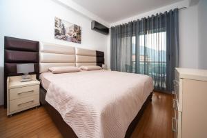 Ένα ή περισσότερα κρεβάτια σε δωμάτιο στο Apartment Dobrota View +25 φωτογραφίες