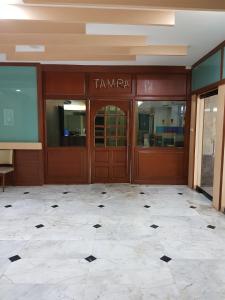 une entrée d'un bâtiment en tampak avec un sol carrelé dans l'établissement Florida Hotel, à Bangkok 27 autres photos