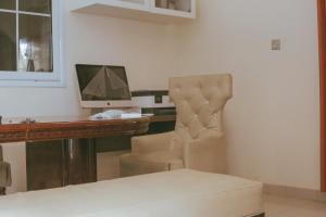 TV/trung tâm giải trí tại LuxeStay Executive Suite