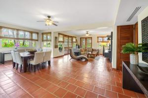 Χώρος καθιστικού στο Family Villa Oleana Waterviews Oceanfront with water and generator