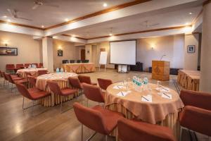 Οι επιχειρηματικές εγκαταστάσεις ή/και οι αίθουσες συνεδριάσεων στο Pine Resort Kasauli # A Complete Resort away from City Hustle