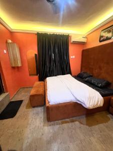 MamaBira Hotels的一间卧室，配有一张大床和一扇窗户。