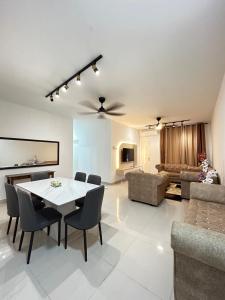 Khu vực ghế ngồi tại Ada Homestay Sireh Residence