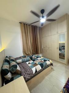 Giường trong phòng chung tại Ada Homestay Sireh Residence