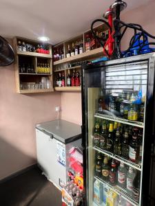 MamaBira Hotels的装满大量酒的冰箱