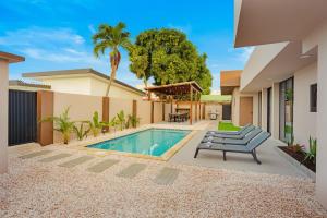 een huis met een zwembad in een tuin bij Aruba Escape Spacious 5BR Villa for 12 by Bocobay in Oranjestad