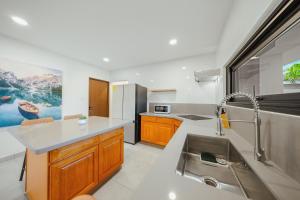 een keuken met een spoelbak en een aanrechtblad bij Aruba Escape Spacious 5BR Villa for 12 by Bocobay in Oranjestad