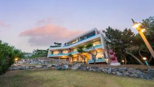 een huis op een heuvel met een straatlicht bij Ganghwado Happyvilly Pension in Incheon