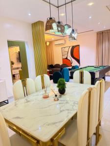 Nhà bếp/bếp nhỏ tại Luxe 4bedroom duplex with pool in lekki