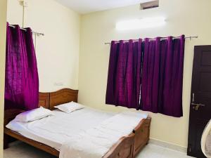 Postel nebo postele na pokoji v ubytování Sidhi Vinayaka Homestay