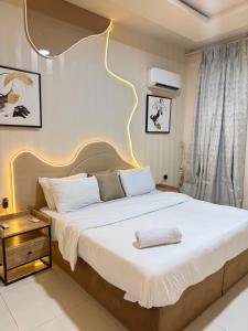 Giường trong phòng chung tại Luxe 4bedroom duplex with pool in lekki