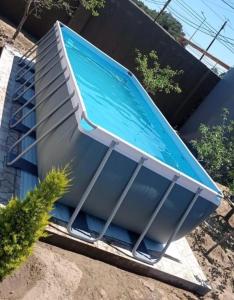 una piscina blu seduta accanto a un edificio di Sea View villa a Baku