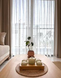 eine Topfpflanze auf einem Tisch im Wohnzimmer in der Unterkunft Jane's Cozy Home in Gò Công