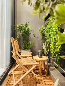 ein Stuhl und ein Tisch auf einem Balkon mit Pflanzen in der Unterkunft Jane's Cozy Home in Gò Công + 12 Fotos