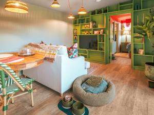 uma sala de estar com um sofá e uma mesa em The Twitcher - Uk50612 em Appletreewick