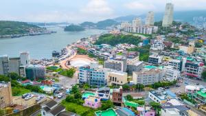 Nespecifikovaný výhled na destinaci Josu nebo výhled na město při pohledu z prázdninového domu