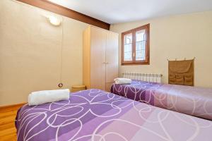 twee bedden naast elkaar in een kamer bij Cal Marti in Farena