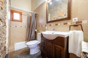 een badkamer met een wastafel, een toilet en een douche bij Cal Marti in Farena +16 foto's