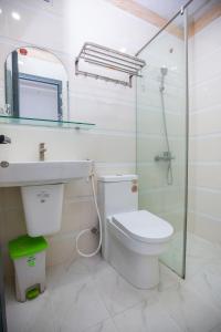 een badkamer met een toilet, een wastafel en een douche bij Ruby Hotel Biển Vũng Tàu in Vung Tau +25 foto's