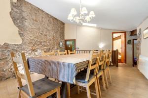 een eetkamer met een tafel en stoelen bij Cal Marti in Farena