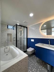 Koupelna v ubytování Rise & Shine Hotel