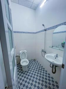 Et badeværelse på Nhà Nghỉ Thiên Thanh Long Hải