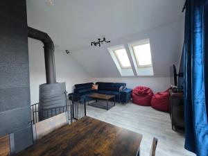 ein Wohnzimmer mit Couch und Ofen in der Unterkunft Domki Przystankowe 4 żywioły in Smerek