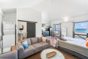 Nhà bếp/bếp nhỏ tại 7 BR Kikita Dreams Manor - Oceanfront Beach House