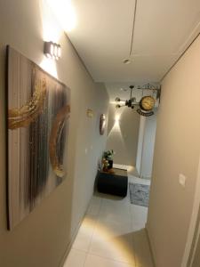 een kamer met een hal met een klok aan de muur bij Nuchiii Hostel in Dubai +99 foto's