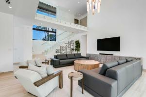 TV a/nebo společenská místnost v ubytování 5BR Villa Island Escape