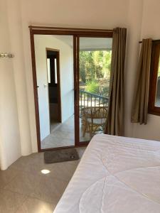 Postel nebo postele na pokoji v ubytování Hotspring Hexagon House