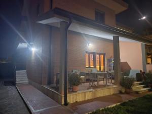 ein Haus mit einer Terrasse mit Tisch und Stühlen in der Unterkunft THAT'S LOVE Fiumicino Jazz in Fiumicino