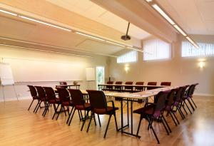 una sala de conferencias con mesa y sillas. en Hotell Björkhaga en Mullsjö